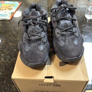 Yeezy 500 utility black
